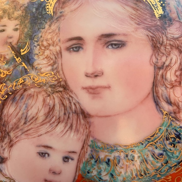 1985 Edna Hibel Christmas Plate "The Angels' Message" Knowles China - Picture 3 of 8